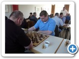 Was für ein Name für einen Schachspieler: Stefan Patzer (hellblaues Hemd); Finanzchef der Schachjugend SH.